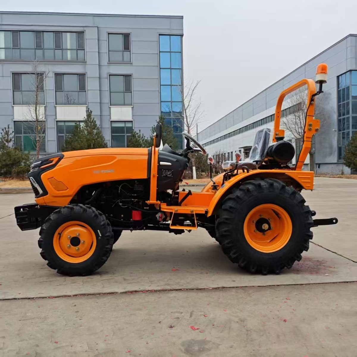 CE 인증서와 프론트 로더/백호/쟁기/트레일러가 있는 뜨거운 판매 미니 농장 트랙터 바퀴 달린 트랙터 정원 트랙터